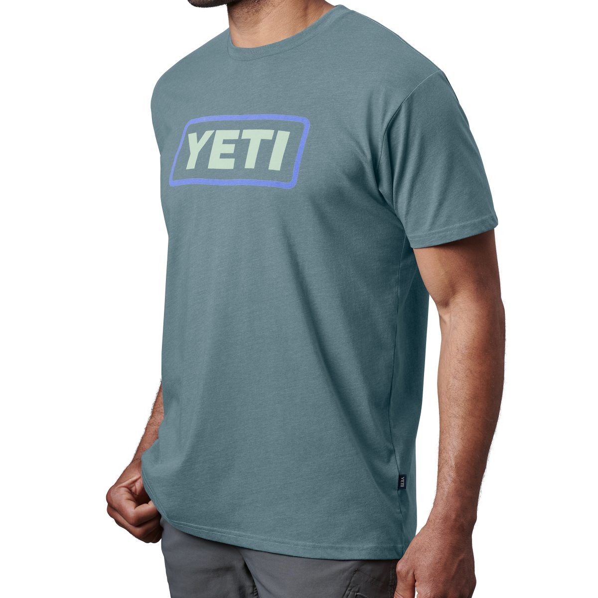 YETI 1H22 M Elevated SST Logo Badge Indigo On Body 3Qtr 3031 2400x2400 1